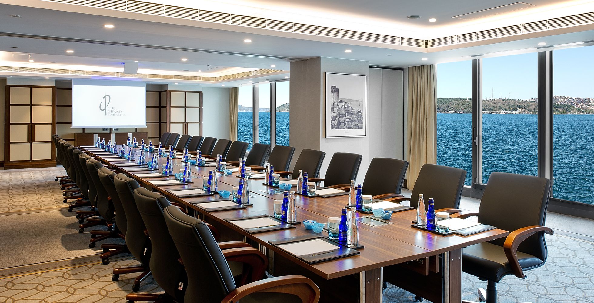 Boğaz manzaralı toplantı salonu